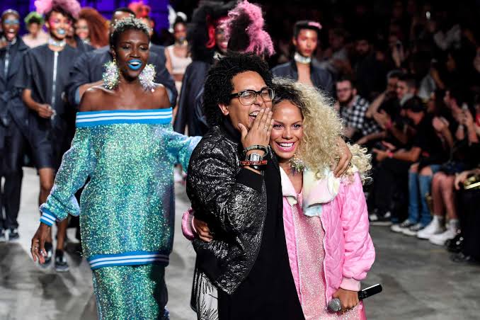 Isaac Silva, o estilista lacre negro